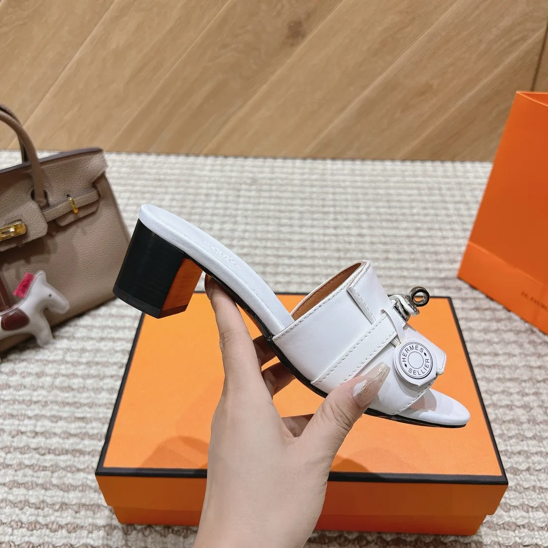 👟👟Ex-factory price 540👟👟 High version of the 2024 spring and summer new HERMES Hermès counter new style. The wedge-heeled Erjiu sandals and slippers, which have been extremely popular recently, are paired with various colorful socks. They are very trendy. Upper: cowhide. Outsole: technological imitation wood sole. Heel height: about 7cm. Size: Female 35-41 (40/41 non-refundable and non-exchangeable)